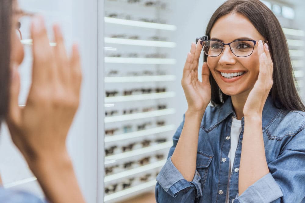 Đeo kính không độ có hại mắt không