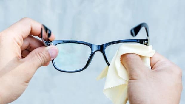 Hướng dẫn cách lau kính cận sạch bóng như mới đúng cách tại nhà