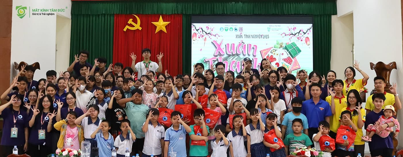 Mắt Kính Tâm Đức trao tặng kính mới cho học sinh tại Long An