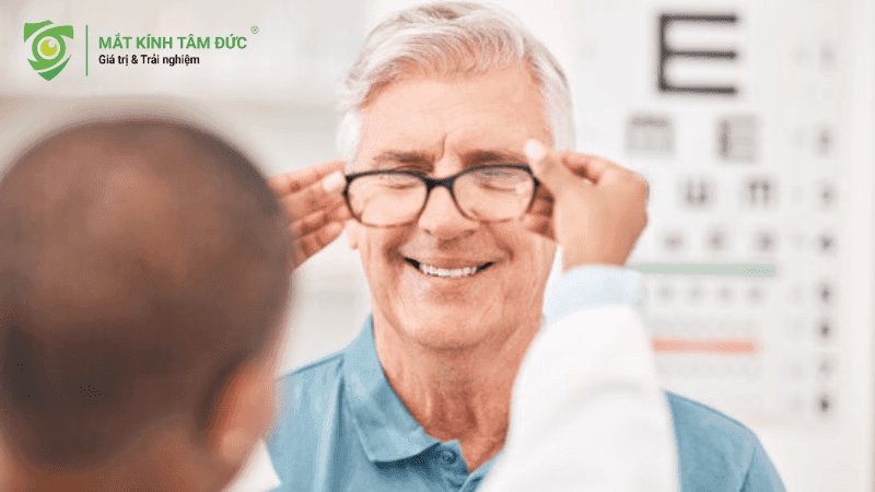 Chọn kính lão cho người thân: Bí quyết giúp đôi mắt luôn khỏe mạnh
