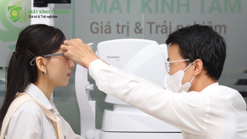 Cắt kính cận hết bao nhiều tiền? Những yếu tố ảnh hưởng đến giá