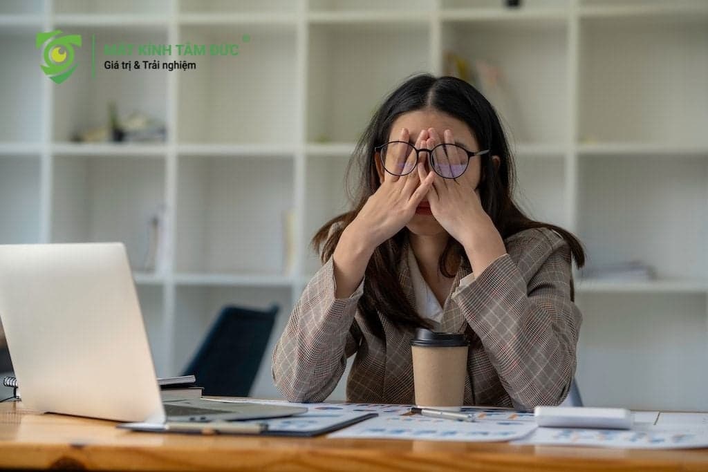 Hội chứng thị giác màn hình: Lý do tăng độ cận, chảy nước mắt sống
