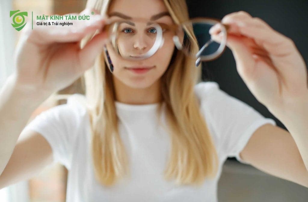 Cận nặng có bị mù không? 5 biến chứng và cách bảo vệ mắt