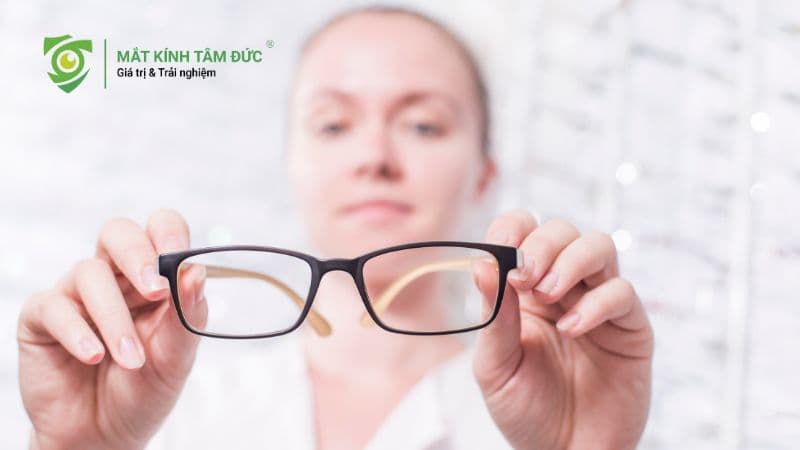 Mắt cận 2 độ nhìn được bao xa? Dấu hiệu cần biết