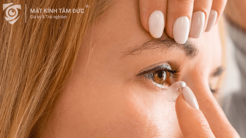 Người dùng đang chuẩn bị đeo lens