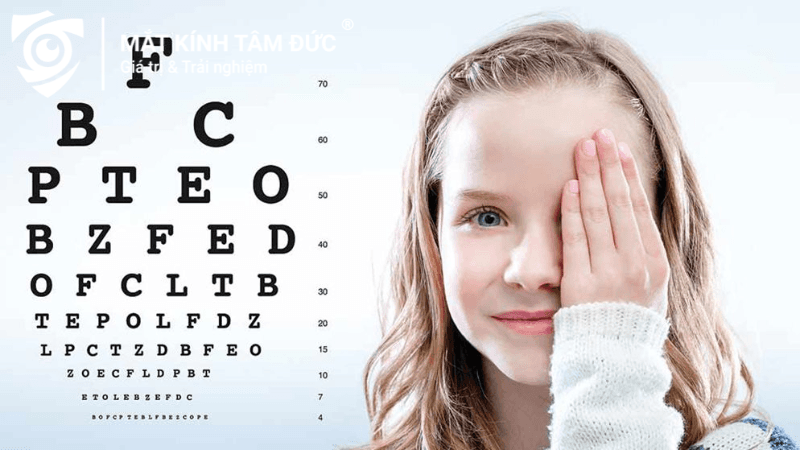 Bé gái kiểm tra thị lực trước khi tư vấn kính Ortho-K cho trẻ em