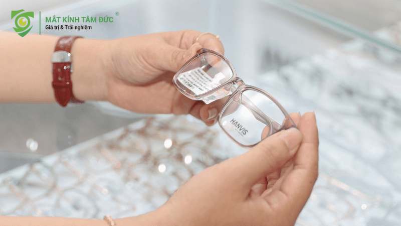 Gọng kính nào bền nhất? Nên chọn gọng kính nhựa hay kim loại? (update mới nhất 2025)