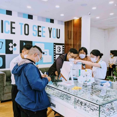 Mua kính viễn thị chữa tật khúc xạ