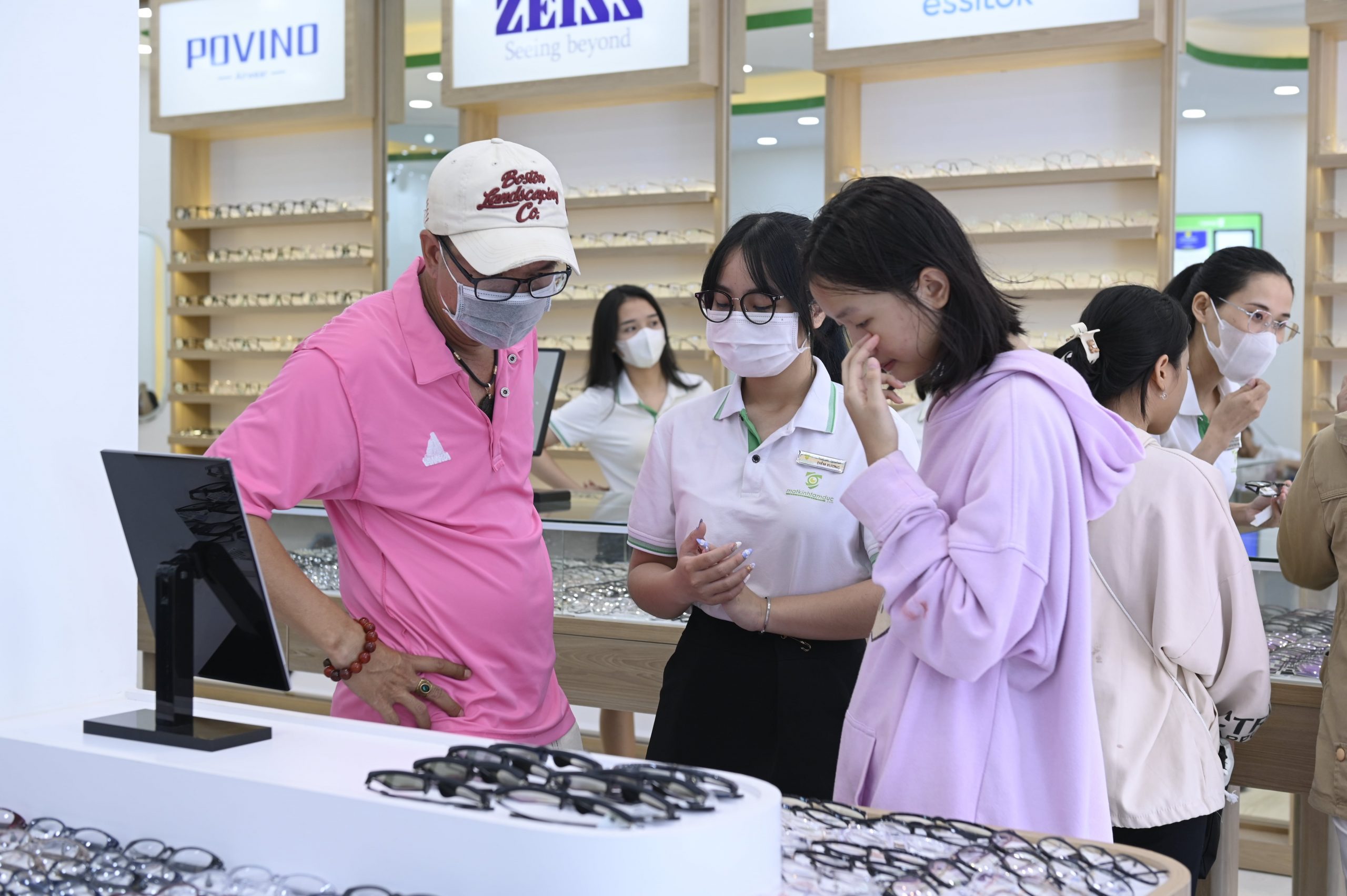 Hình ảnh về Mắt Kính Tâm Đức