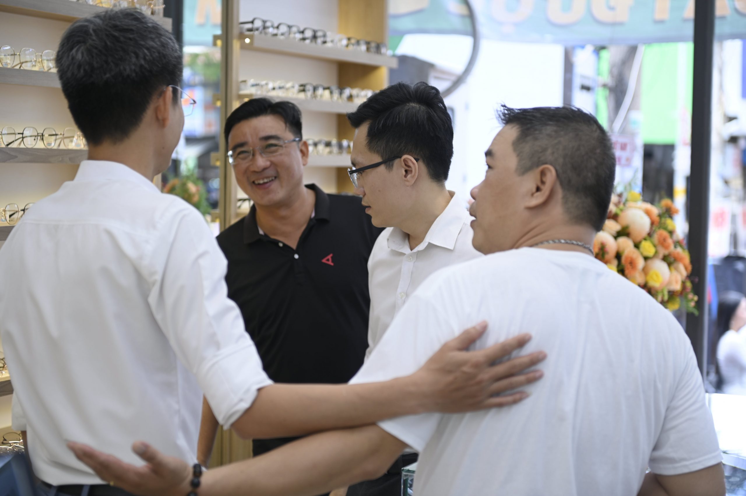 Hình ảnh về Mắt Kính Tâm Đức