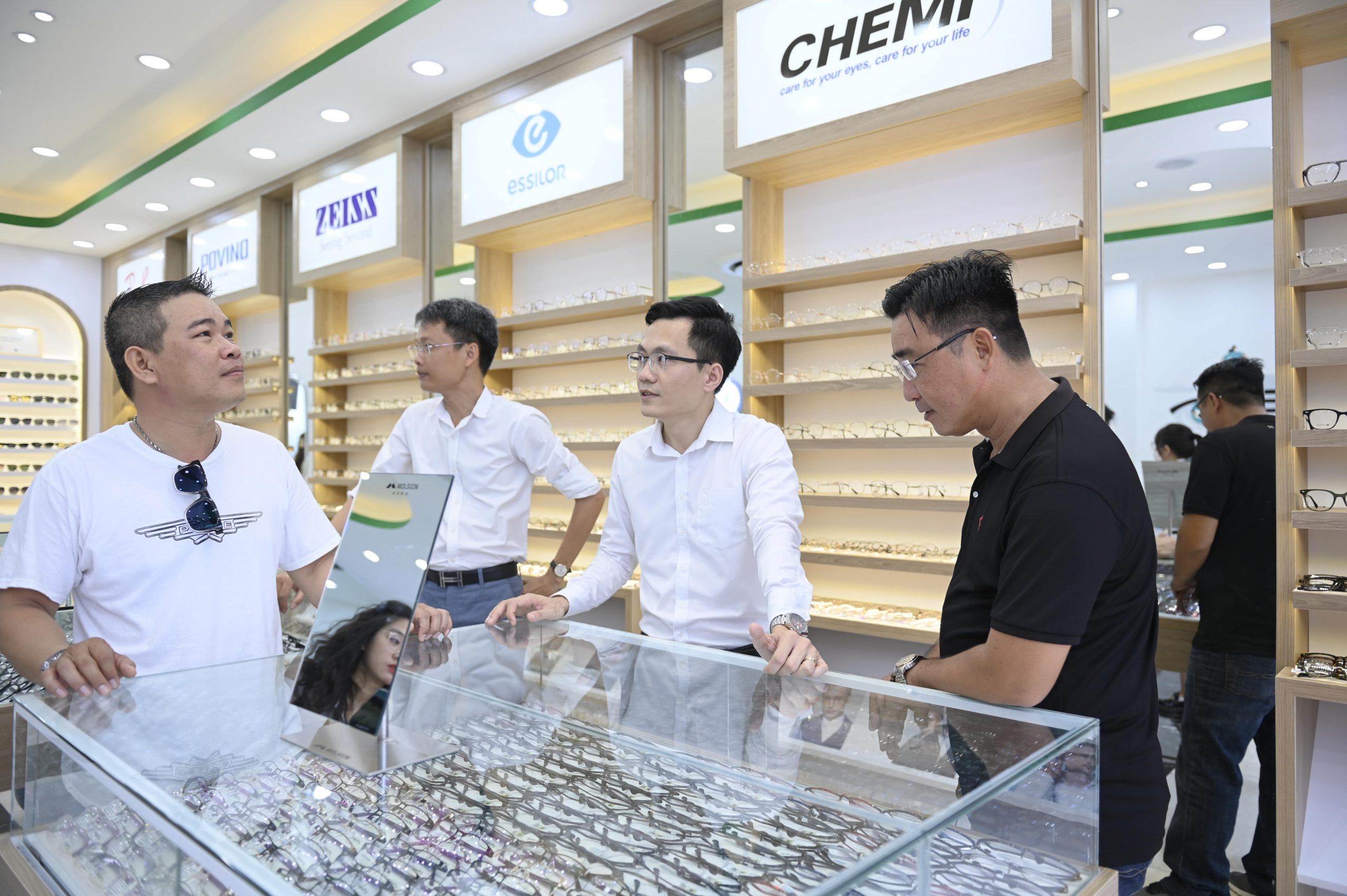 Hình ảnh về Mắt Kính Tâm Đức