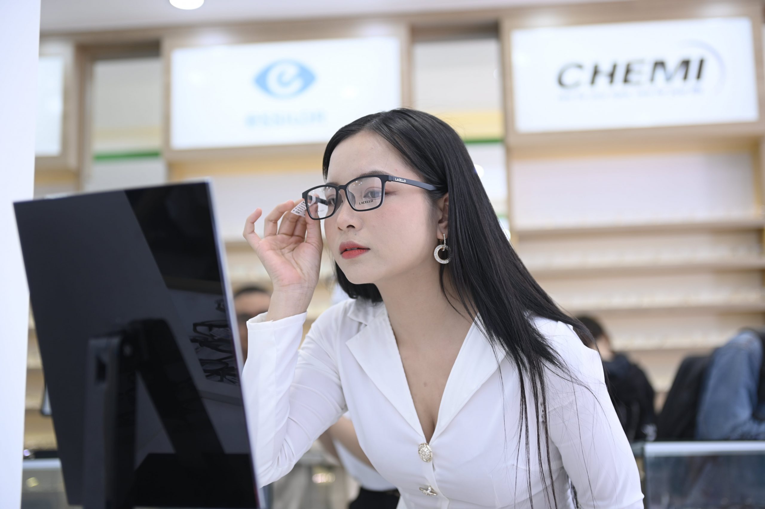 Hình ảnh về Mắt Kính Tâm Đức