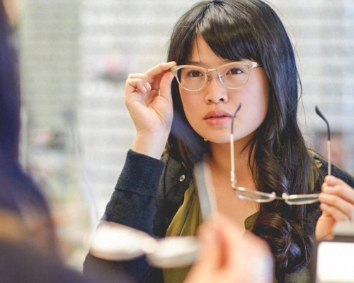 chọn mắt kính cho người mũi thấp