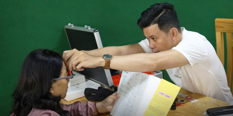 Kỹ thuật viên Mắt Kính Tâm Đức đang đo mắt