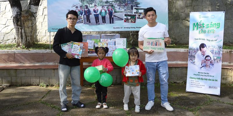 Mắt Kính Tâm Đức trao tặng quà cho các em
