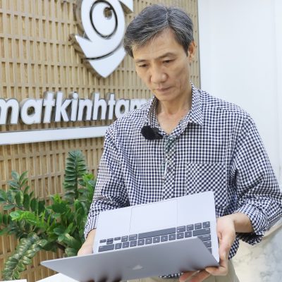 Khách hàng kiểm tra chiếc MacBook sau khi nhận
