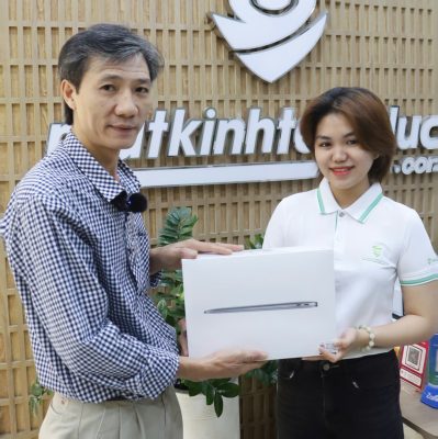 Trao tặng Macbook cho chủ nhân giải thưởng