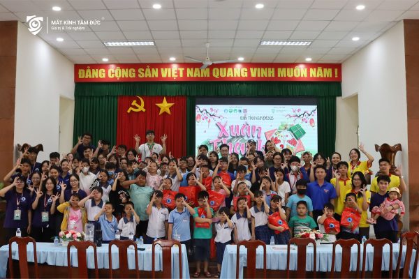 mắt kính tâm đức