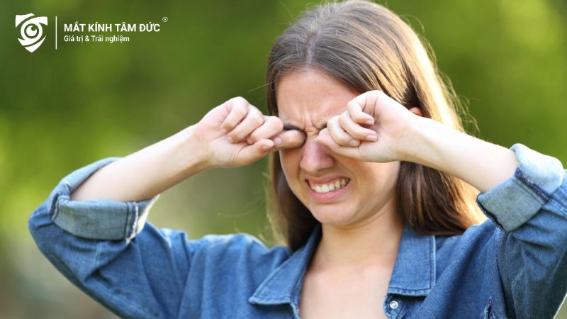 Cô gái đang dụi mắt với vẻ mặt khó chịu, những lý do khiến mọi người có thói quen dụi mắt