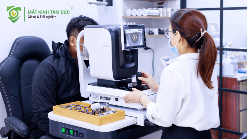 Đo độ cận bằng máy cũng kỹ thuật viên tại Mắt Kính Tâm Đức