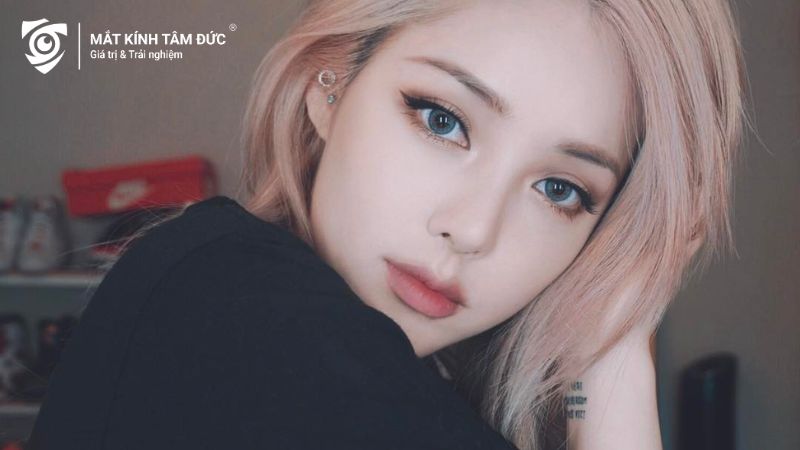 Phụ nữ sở hữu mắt hoa đào mang nét đẹp dịu dàng và quyến rũ, với tính cách cởi mở và dễ gần.