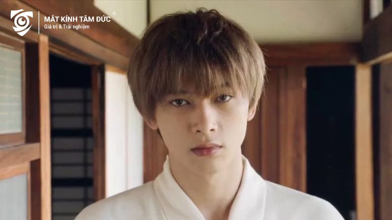 Nam giới sở hữu mắt hoa đào mang vẻ đẹp mạnh mẽ và quyến rũ, với tính cách dễ gần, hài hước và khả năng lãnh đạo.