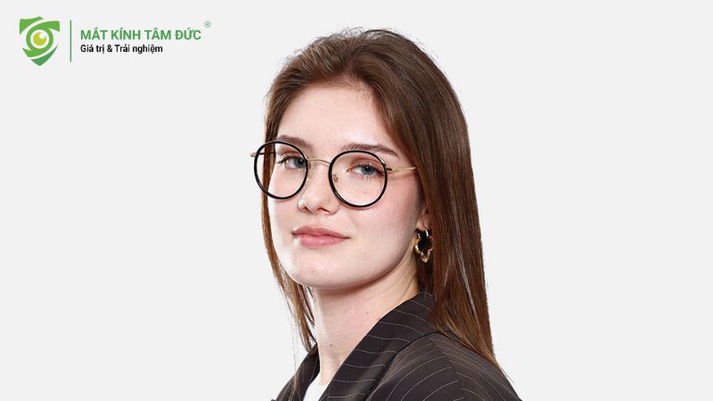 Kính gọng tròn tôn lên vẻ đẹp tự nhiên của đôi mắt hoa đào, làm nổi bật đường cong và sự mềm mại của khuôn mặt.