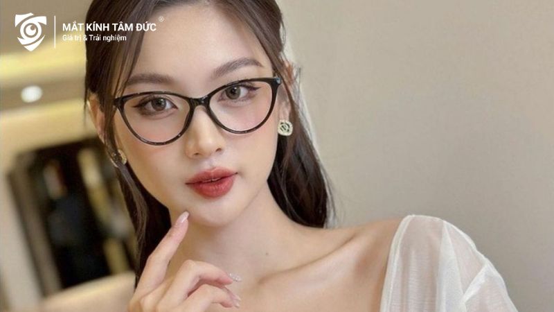 Kính gọng mắt mèo giúp tôn lên vẻ đẹp quyến rũ của đôi mắt hoa đào, làm nổi bật sự thanh thoát và sắc sảo.