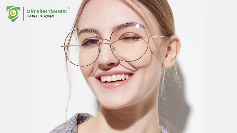 Kính gọng mỏng giúp tôn lên vẻ đẹp tự nhiên của đôi mắt hoa đào, mang đến sự nhẹ nhàng và thanh thoát.