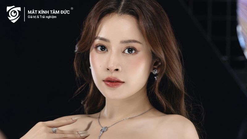 Mắt hoa đào mang vẻ đẹp quyến rũ và thu hút, với nét cong nhẹ ở đuôi mắt và khóe mắt hướng xuống, tạo nên thần thái đặc biệt.