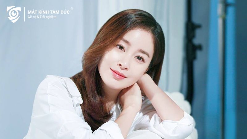 Kim Tae Hee với đôi mắt phượng hoàng thanh thoát, tỏa sáng vẻ đẹp dịu dàng và sắc sảo.