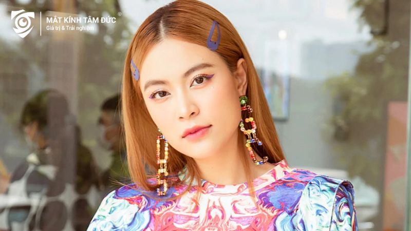 Ca sĩ Hoàng Thùy Linh với đôi mắt phượng sắc sảo, thể hiện phong cách tự tin và mạnh mẽ.
