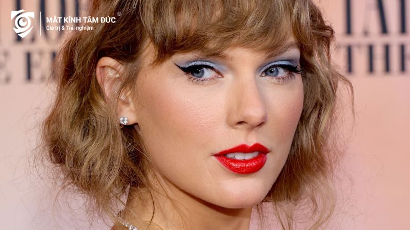 Hình ảnh Taylor Swift với đôi mắt xếch, trang điểm mắt đậm và môi đỏ, tôn lên vẻ đẹp kiêu kỳ, quý phái.