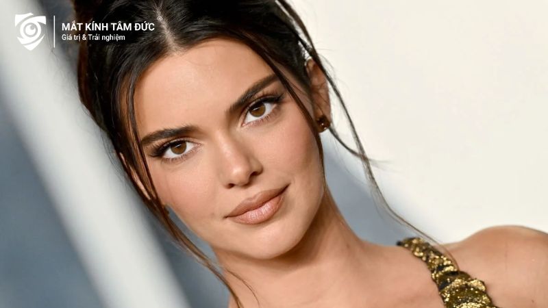 Hình ảnh Kendall Jenner với đôi mắt xếch và vẻ ngoài quyến rũ, tạo ấn tượng mạnh mẽ trong phong cách runway và chụp hình thời trang.