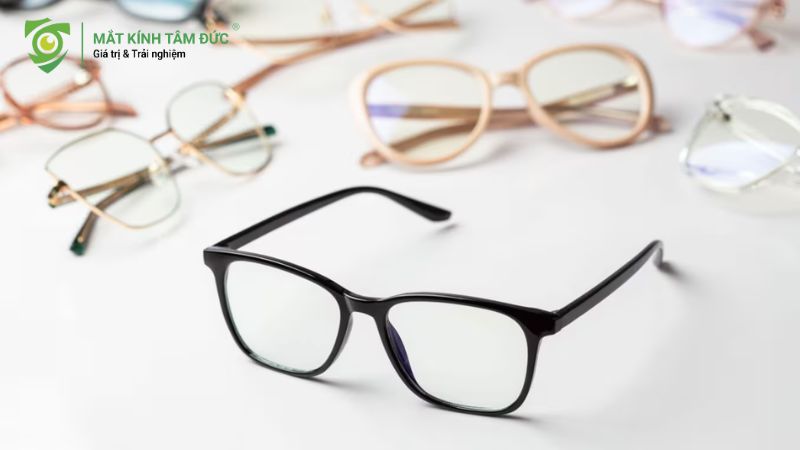 Số lượng tính năng tích hợp trong tròng kính sẽ ảnh hưởng trực tiếp đến việc cắt kính bao nhiêu tiền