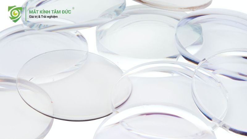 Chiết suất tròng kính là yếu tố then chốt, tác động đáng kể đến tổng chi phí khi bạn cân nhắc cắt kính cận bao nhiêu tiền.