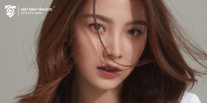 Chọn mắt kính cận nữ theo màu tóc và màu da  