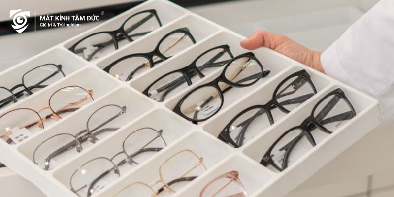 Gọng kính cận nữ với nhiều chất liệu cao cấp 