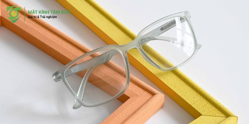 kính gọng trong suốt dáng vuông