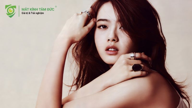 Tướng mắt buồn với phần đuôi mắt cụp xuống, tạo cảm giác trĩu nặng như chất chứa nỗi niềm