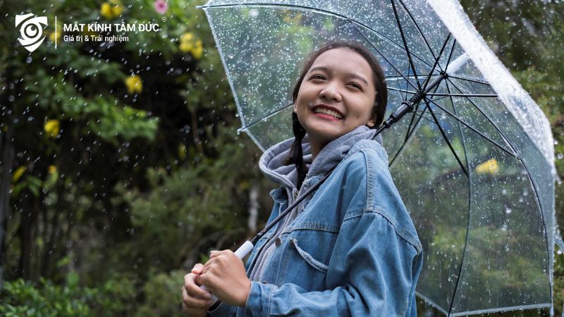 Cách chăm sóc mắt mùa mưa tốt nhất là không để nước mưa tiếp xúc trực tiếp với mắt