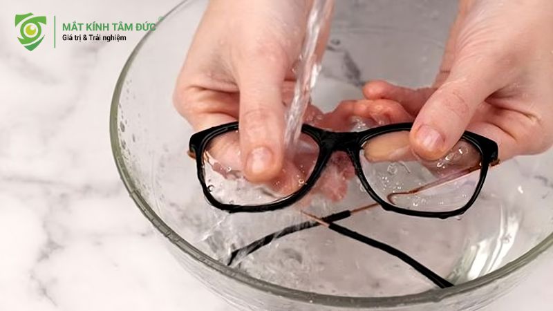 Sử dụng nước ấm để tẩy keo 502 dính trên kính