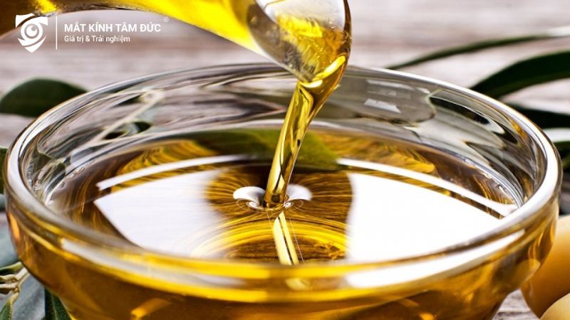 Các tẩy keo 502 trên tròng kính bằng dầu ăn