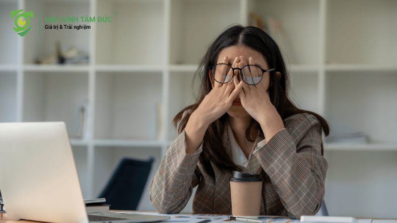 Chớp mắt liên tục do căng thẳng, stress kéo dài
