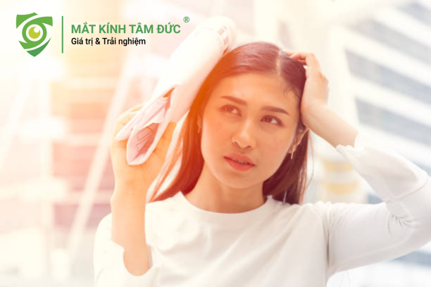 Không Đeo Kính Râm