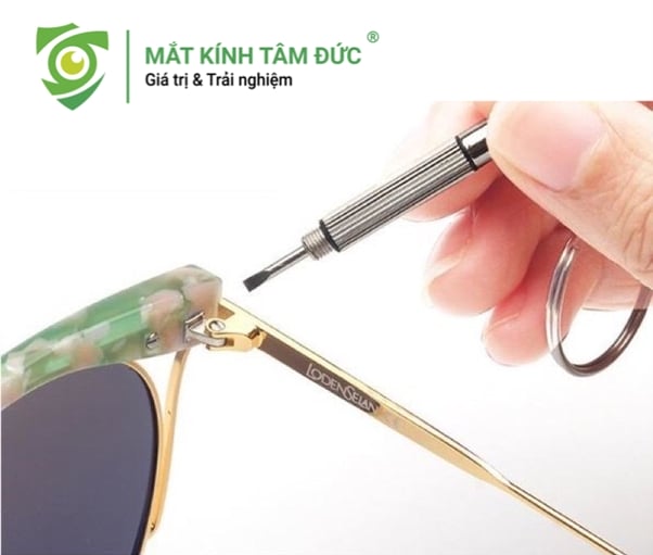 Sửa chữa, điều chỉnh gọng kính bằng tua-vít chuyên dụng