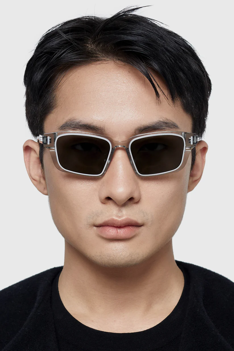 Khám phá kính mát Seeson The Assembled 10 – thiết kế sang trọng, tròng gương dark grey mirror tinh tế. Sản phẩm chính hãng, biểu tượng của phong cách hiện đại.