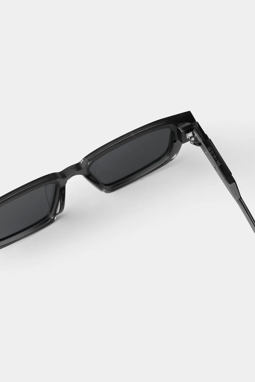 Khám phá kính mát Seeson The Assembled 10 – thiết kế sang trọng, tròng gương dark grey mirror tinh tế. Sản phẩm chính hãng, biểu tượng của phong cách hiện đại.