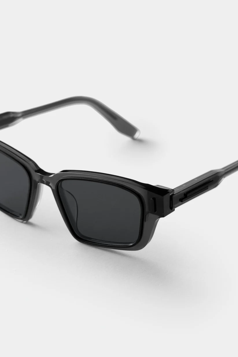 Khám phá kính mát Seeson The Assembled 10 – thiết kế sang trọng, tròng gương dark grey mirror tinh tế. Sản phẩm chính hãng, biểu tượng của phong cách hiện đại.