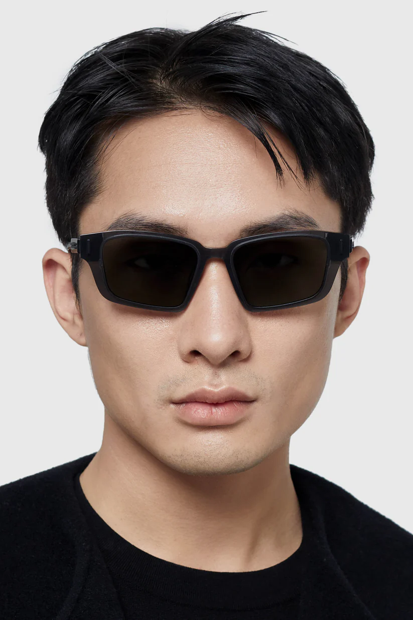 Khám phá kính mát Seeson The Assembled 10 – thiết kế sang trọng, tròng gương dark grey mirror tinh tế. Sản phẩm chính hãng, biểu tượng của phong cách hiện đại.